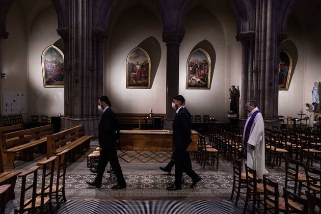 Paris, France, April 20, 2020 - Burial of a Coronavirus (Covid-19) victim at the Basilica Notre Dame du Perpetuel Secours, in the presence of only a few family members - The pallbearers take out the coffin.  Copyright: xAlexisxSciardx