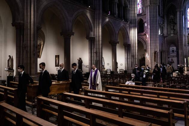 Paris, France, April 20, 2020 - Burial of a Coronavirus (Covid-19) victim at the Basilica Notre Dame du Perpetuel Secours, in the presence of only a few family members - The pallbearers take out the coffin.  Copyright: xAlexisxSciardx