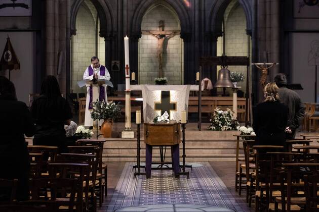 Paris, France, April 20, 2020 - Burial of a Coronavirus (Covid-19) victim at the Basilica Notre Dame du Perpetuel Secours, in the presence of only a few family members.  Copyright: xAlexisxSciardx