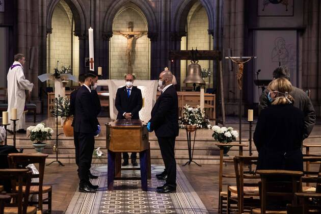 Paris, France, April 20, 2020 - Burial of a Coronavirus (Covid-19) victim at the Basilica Notre Dame du Perpetuel Secours, in the presence of only a few family members.  Copyright: xAlexisxSciardx