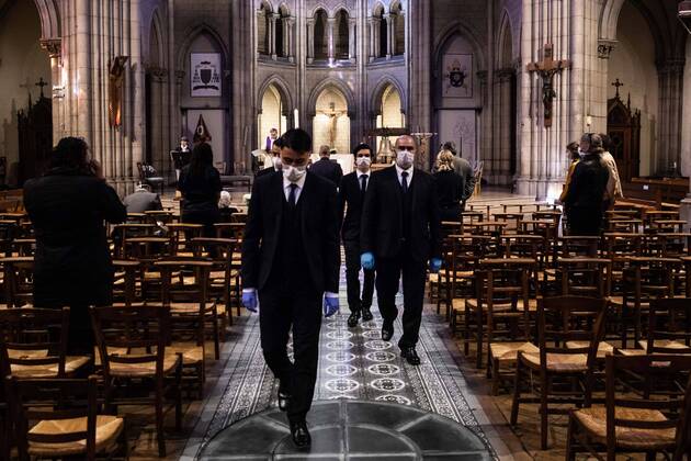 Paris, France, April 20, 2020 - Burial of a Coronavirus (Covid-19) victim at the Basilica Notre Dame du Perpetuel Secours, in the presence of only a few family members - The pallbearers just dropped off the coffin.  Copyright: xAlexisxSciardx