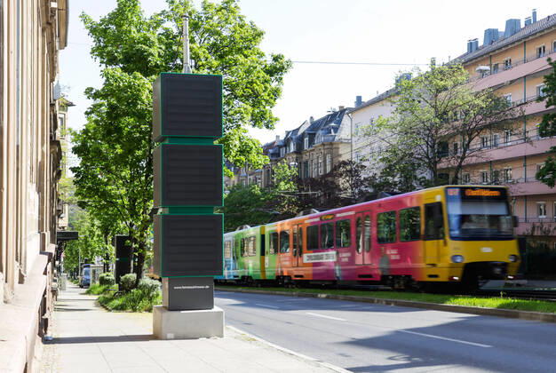 DEU; Deutschland, Baden-Württemberg, Stuttgart, 20.04.2020 - Hohenheimer Straße Stuttgart. Zur Verbesserung der Luftqualität wurden Luftfilter aufgestellt, sogenannte Feinstaubfresser des Herstellers Mann und Hummel.