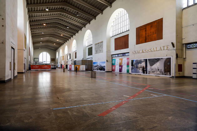 DEU; Deutschland, Baden-Württemberg, Stuttgart, 20.04.2020 - Große Schalterhalle im Hauptbahnhof Stuttgart. Das denkmalgeschützte Gebäude wird grundlegend saniert. Deshalb sind alle Geschäfte und Läden geschlossen. Die Bahnhofshalle ist menschenleer.