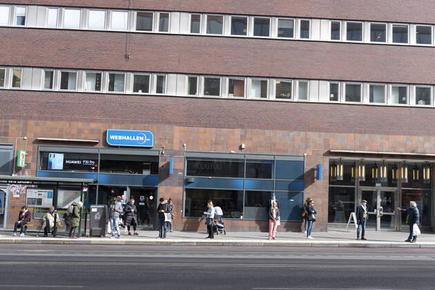 People keep distance as they wait at a bus stop in cenral Stockholm, Sweden, on April 20, 2020, to avoid the spread of the coronavirus Covid 19 STOCKHOLM SWEDEN x11950x,  Copyright: xAlixLorestani TTx SWEDEN DAILY LIFE CORONA