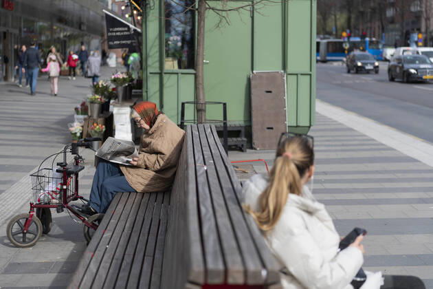 An elderly woman sits on a bench reading a newspaper, amid the coronavirus disease COVID 19 outbreak, in central Stockholm, Sweden, on April 20, 2020 STOCKHOLM SWEDEN x11950x,  Copyright: xAlixLorestani TTx SWEDEN DAILY LIFE CORONA