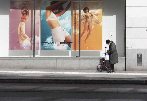 An elderly using a walker walks past a show window, amid the coronavirus disease COVID 19 outbreak, in central Stockholm, Sweden, on April 20, 2020 STOCKHOLM SWEDEN x11950x,  Copyright: xAlixLorestani TTx SWEDEN DAILY LIFE CORONA