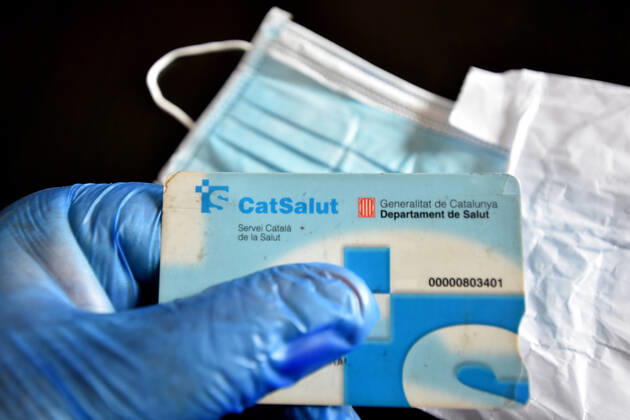 April 20, 2020, Vendrell, Spain: A man receives a free surgical mask with his Catalan health card in a pharmacy..The pharmacies of Catalonia (Spain) today began to distribute surgical masks to prevent further contagion due to the Covid-19 health crisis that the Government of Catalonia sends to the population. Each citizen is assigned a free mask that is validated with their health cards and if they need a second one the citizen will have to pay for it. Vendrell Spain - ZUMAs197 20200420_zaa_s197_042 Copyright: xRamonxCostax
