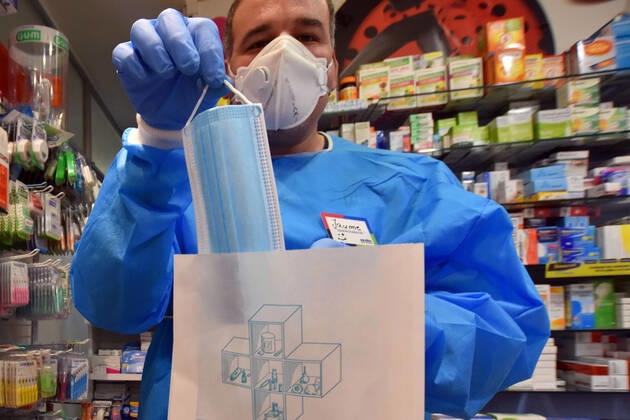 News Bilder des Tages April 20, 2020, Vendrell, Spain: A pharmacist shows a free surgical mask provided by the Government of Catalonia to the citizens during the coronavirus pandemic..The pharmacies of Catalonia (Spain) today began to distribute surgical masks to prevent further contagion due to the Covid-19 health crisis that the Government of Catalonia sends to the population. Each citizen is assigned a free mask that is validated with their health cards and if they need a second one the citizen will have to pay for it. Vendrell Spain - ZUMAs197 20200420_zaa_s197_048 Copyright: xRamonxCostax