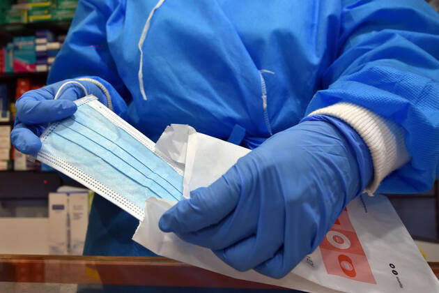 April 20, 2020, Vendrell, Spain: A pharmacist shows a free surgical mask provided by the Government of Catalonia to the citizens during the coronavirus pandemic..The pharmacies of Catalonia (Spain) today began to distribute surgical masks to prevent further contagion due to the Covid-19 health crisis that the Government of Catalonia sends to the population. Each citizen is assigned a free mask that is validated with their health cards and if they need a second one the citizen will have to pay for it. Vendrell Spain - ZUMAs197 20200420_zaa_s197_049 Copyright: xRamonxCostax