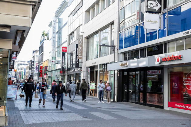 Koelner Innenstadt; 20.04.2020 Die Ladenoeffnungen locken viele Menschen in die Innenstadt. Die Koelner Innenstadt am ersten Tag nach Lockerung der Covid-19-Beschraenkungen. Koeln Innenstadt NRW Deutschland Copyright: xBEAUTIFULxSPORTS Wunderlx