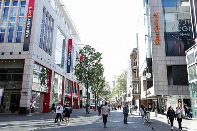 Koelner Innenstadt; 20.04.2020 Die Ladenoeffnungen locken viele Menschen in die Innenstadt. Die Koelner Innenstadt am ersten Tag nach Lockerung der Covid-19-Beschraenkungen. Koeln Innenstadt NRW Deutschland Copyright: xBEAUTIFULxSPORTS Wunderlx