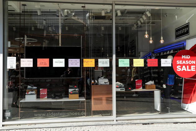 Koelner Innenstadt; 20.04.2020 Motivationssprueche schmuecken die Fenster des Sidestep in der Schildergasse. Die Koelner Innenstadt am ersten Tag nach Lockerung der Covid-19-Beschraenkungen. Koeln Innenstadt NRW Deutschland Copyright: xBEAUTIFULxSPORTS Wunderlx