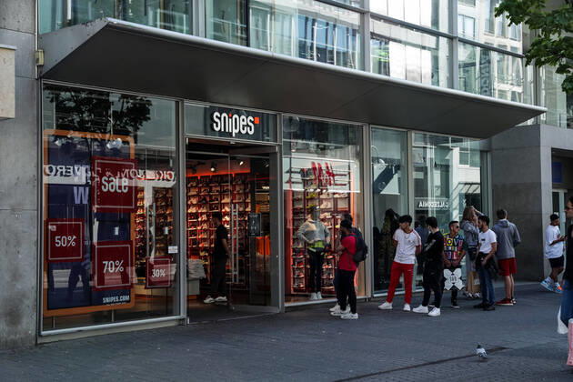 Koelner Innenstadt; 20.04.2020 Vor den Filialen von Snipes bilden sich lange Schlangen. Die Koelner Innenstadt am ersten Tag nach Lockerung der Covid-19-Beschraenkungen. Koeln Innenstadt NRW Deutschland Copyright: xBEAUTIFULxSPORTS Wunderlx