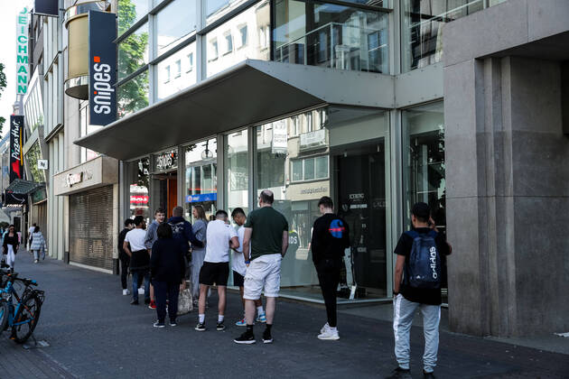 Koelner Innenstadt; 20.04.2020 Vor den Filialen von Snipes bilden sich lange Schlangen. Die Koelner Innenstadt am ersten Tag nach Lockerung der Covid-19-Beschraenkungen. Koeln Innenstadt NRW Deutschland Copyright: xBEAUTIFULxSPORTS Wunderlx