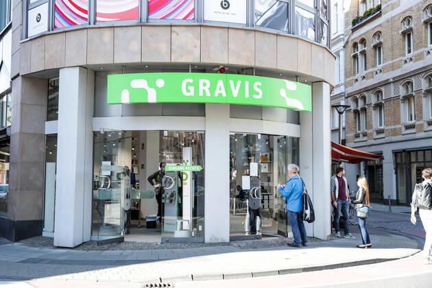Koelner Innenstadt; 20.04.2020 Bei Gravis bilden sich ebenfalls deutliche Schlangen. Die Koelner Innenstadt am ersten Tag nach Lockerung der Covid-19-Beschraenkungen. Koeln Innenstadt NRW Deutschland Copyright: xBEAUTIFULxSPORTS Wunderlx