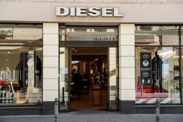 Koelner Innenstadt; 20.04.2020 Diesel in der Ehrenstrasse weist auf Abstaende hin und bittet seine Kunden Masken zu tragen. Die Koelner Innenstadt am ersten Tag nach Lockerung der Covid-19-Beschraenkungen. Koeln Innenstadt NRW Deutschland Copyright: xBEAUTIFULxSPORTS Wunderlx