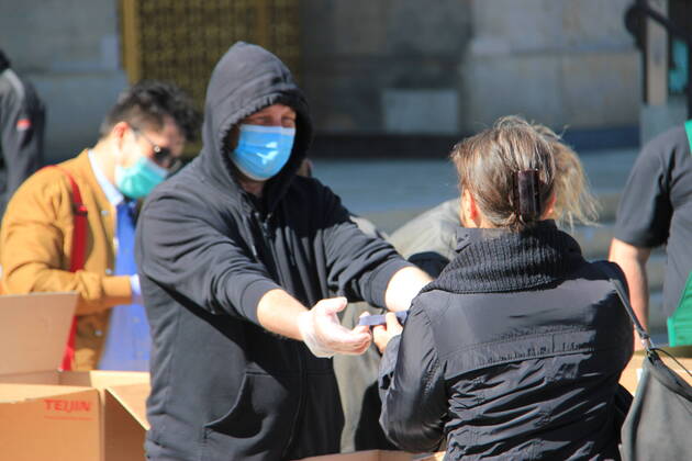 City administration hand out face masks in Dresden, Germany, April 20, 2020. Saxony becomes first German state to make wearing a face mask mandatory. Starting at Monday, wearing a mouth and nose protection will be mandatory in shops, public transportation and supermarkets. (CTKxPhoto MartinxWeiser) CTKPhotoP202004200633801