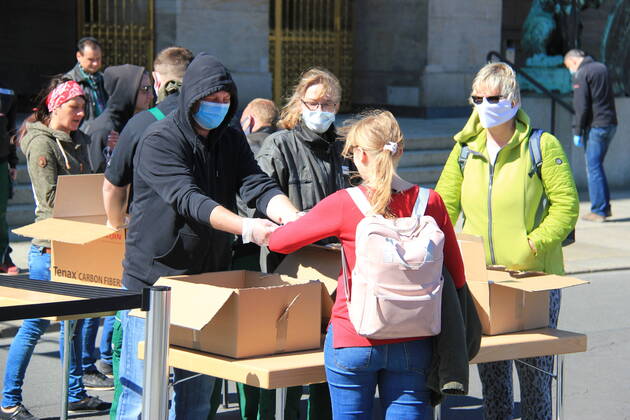 City administration hand out face masks in Dresden, Germany, April 20, 2020. Saxony becomes first German state to make wearing a face mask mandatory. Starting at Monday, wearing a mouth and nose protection will be mandatory in shops, public transportation and supermarkets. (CTKxPhoto MartinxWeiser) CTKPhotoP202004200640501