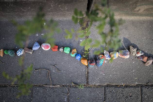 News Bilder des Tages Eine sogenannte Steinschlange liegt auf dem Gehweg in Berlin, 20.04.2020. Bundesweit ist dies ein Gemeinschaftsprojekt, bei dem meist Kinder Steine bemalen und diese als Schlange nach und nach in Staedten wachsen lassen. Dies soll in Zeiten von Corona und den damit verbundenen Restriktionen Aufheiterung und Freude vermitteln. Berlin Deutschland
