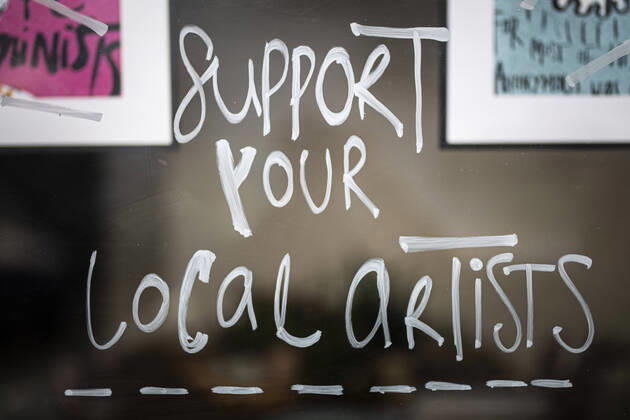 Der Schriftzug Support your local artists haengt an einer Galerie in Berlin, 20.04.2020. Aufgrund des Coronaviruses und den damit verbundenen Restriktionen kaempfen viele Kuenstler um ihr wirtschaftliches Ueberleben. Berlin Deutschland
