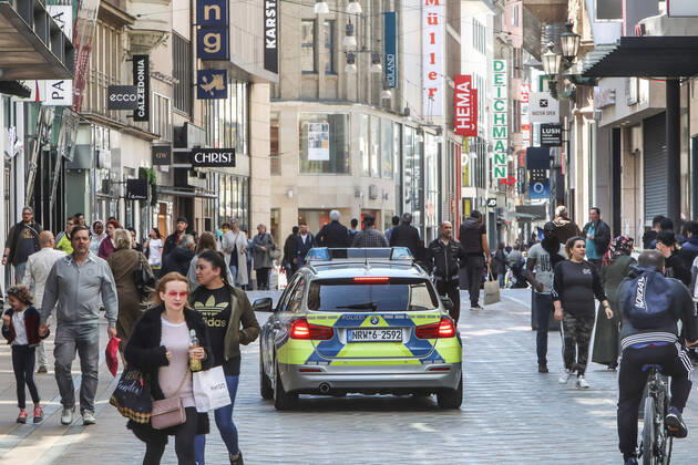 Tag 1 nach Shutdown 2020.04.20 Dortmund nach dem Shutdown. So ist die Lage am ersten Tag in der Dortmunder Fussgängerzoone auf dem Westenhellweg. Dortmund NRW Germany