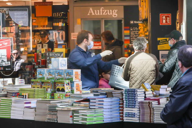 Tag 1 nach Shutdown 2020.04.20 Dortmund nach dem Shutdown. So ist die Lage am ersten Tag in der Dortmunder Fussgängerzoone auf dem Westenhellweg. Dortmund NRW Germany
