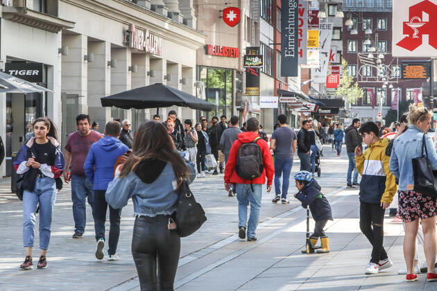 Tag 1 nach Shutdown 2020.04.20 Dortmund nach dem Shutdown. So ist die Lage am ersten Tag in der Dortmunder Fussgängerzoone auf dem Westenhellweg. Dortmund NRW Germany