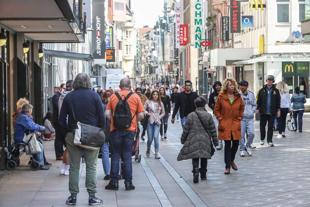 Tag 1 nach Shutdown 2020.04.20 Dortmund nach dem Shutdown. So ist die Lage am ersten Tag in der Dortmunder Fussgängerzoone auf dem Westenhellweg. Dortmund NRW Germany