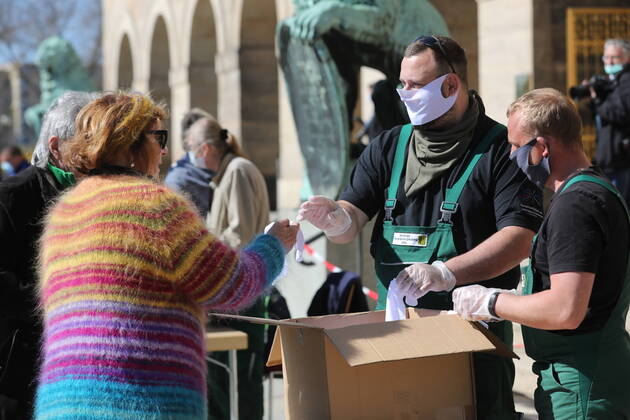 Die Bundesregierung hat das Tragen von Schutzmasken dringend empfohlen. Der Freistaat Sachsen ist dieser Empfehlung gefolgt und hat ab heute das Tragen einer Mund-Nasen-Bedeckung verpflichtend festlegt. Weniger Infektionszahlen können nur mit weiteren Schutzmaßnahmen gelingen. , so Oberbürgermeister Dirk Hilbert. Ich unterstütze diese Maßnahme ausdrücklich und habe deshalb 200 000 textile Mund-Nasen-Bedeckungen organisiert, die wir den Dresdnerinnen und Dresdnern zur Verfügung stellen werden. Die Verteilung startete am heutigen Montag ab 11.00 Uhr an der Goldenen Pforte des Rathauses. Jeder Dresdner, der keine eigene Möglichkeit sieht, sich eine Mund-Nasen-Bedeckung zu besorgen, wird eine Maske erhalten. Die Schlange der Menschen war gegen 11.20 Uhr schon weit über den Pirnaischen Platz gewachsen. Dresden - Wegen Maskenpf
