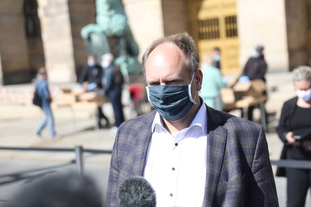 Die Bundesregierung hat das Tragen von Schutzmasken dringend empfohlen. Der Freistaat Sachsen ist dieser Empfehlung gefolgt und hat ab heute das Tragen einer Mund-Nasen-Bedeckung verpflichtend festlegt. Weniger Infektionszahlen können nur mit weiteren Schutzmaßnahmen gelingen. , so Oberbürgermeister Dirk Hilbert. Ich unterstütze diese Maßnahme ausdrücklich und habe deshalb 200 000 textile Mund-Nasen-Bedeckungen organisiert, die wir den Dresdnerinnen und Dresdnern zur Verfügung stellen werden. Die Verteilung startete am heutigen Montag ab 11.00 Uhr an der Goldenen Pforte des Rathauses. Jeder Dresdner, der keine eigene Möglichkeit sieht, sich eine Mund-Nasen-Bedeckung zu besorgen, wird eine Maske erhalten. Die Schlange der Menschen war gegen 11.20 Uhr schon weit über den Pirnaischen Platz gewachsen. Dresden - Wegen Maskenpf