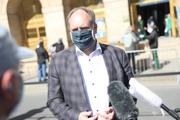 Die Bundesregierung hat das Tragen von Schutzmasken dringend empfohlen. Der Freistaat Sachsen ist dieser Empfehlung gefolgt und hat ab heute das Tragen einer Mund-Nasen-Bedeckung verpflichtend festlegt. Weniger Infektionszahlen können nur mit weiteren Schutzmaßnahmen gelingen. , so Oberbürgermeister Dirk Hilbert. Ich unterstütze diese Maßnahme ausdrücklich und habe deshalb 200 000 textile Mund-Nasen-Bedeckungen organisiert, die wir den Dresdnerinnen und Dresdnern zur Verfügung stellen werden. Die Verteilung startete am heutigen Montag ab 11.00 Uhr an der Goldenen Pforte des Rathauses. Jeder Dresdner, der keine eigene Möglichkeit sieht, sich eine Mund-Nasen-Bedeckung zu besorgen, wird eine Maske erhalten. Die Schlange der Menschen war gegen 11.20 Uhr schon weit über den Pirnaischen Platz gewachsen. Dresden - Wegen Maskenpf