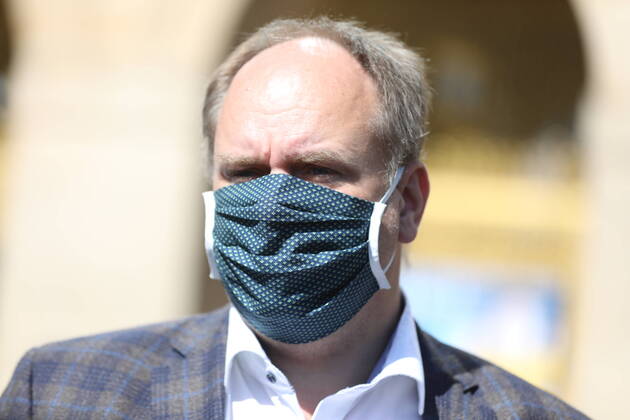 Die Bundesregierung hat das Tragen von Schutzmasken dringend empfohlen. Der Freistaat Sachsen ist dieser Empfehlung gefolgt und hat ab heute das Tragen einer Mund-Nasen-Bedeckung verpflichtend festlegt. Weniger Infektionszahlen können nur mit weiteren Schutzmaßnahmen gelingen. , so Oberbürgermeister Dirk Hilbert. Ich unterstütze diese Maßnahme ausdrücklich und habe deshalb 200 000 textile Mund-Nasen-Bedeckungen organisiert, die wir den Dresdnerinnen und Dresdnern zur Verfügung stellen werden. Die Verteilung startete am heutigen Montag ab 11.00 Uhr an der Goldenen Pforte des Rathauses. Jeder Dresdner, der keine eigene Möglichkeit sieht, sich eine Mund-Nasen-Bedeckung zu besorgen, wird eine Maske erhalten. Die Schlange der Menschen war gegen 11.20 Uhr schon weit über den Pirnaischen Platz gewachsen. Dresden - Wegen Maskenpf