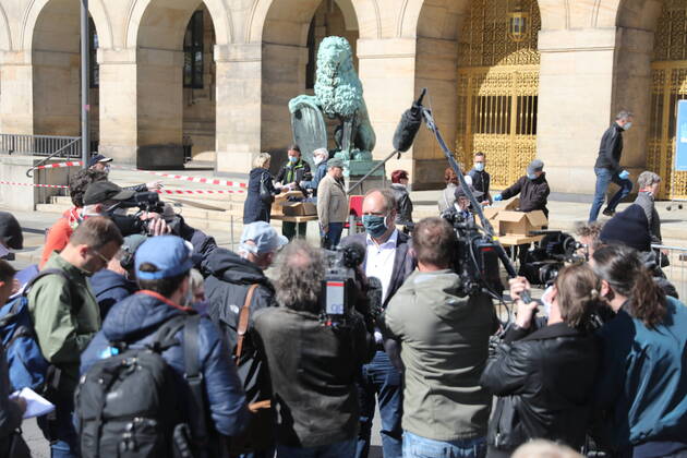 Die Bundesregierung hat das Tragen von Schutzmasken dringend empfohlen. Der Freistaat Sachsen ist dieser Empfehlung gefolgt und hat ab heute das Tragen einer Mund-Nasen-Bedeckung verpflichtend festlegt. Weniger Infektionszahlen können nur mit weiteren Schutzmaßnahmen gelingen. , so Oberbürgermeister Dirk Hilbert. Ich unterstütze diese Maßnahme ausdrücklich und habe deshalb 200 000 textile Mund-Nasen-Bedeckungen organisiert, die wir den Dresdnerinnen und Dresdnern zur Verfügung stellen werden. Die Verteilung startete am heutigen Montag ab 11.00 Uhr an der Goldenen Pforte des Rathauses. Jeder Dresdner, der keine eigene Möglichkeit sieht, sich eine Mund-Nasen-Bedeckung zu besorgen, wird eine Maske erhalten. Die Schlange der Menschen war gegen 11.20 Uhr schon weit über den Pirnaischen Platz gewachsen. Dresden - Wegen Maskenpf