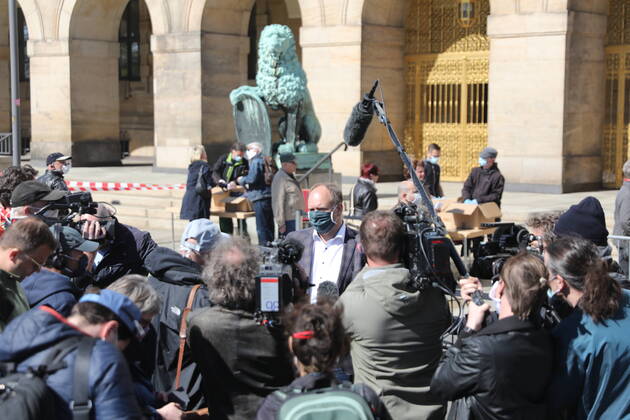 Die Bundesregierung hat das Tragen von Schutzmasken dringend empfohlen. Der Freistaat Sachsen ist dieser Empfehlung gefolgt und hat ab heute das Tragen einer Mund-Nasen-Bedeckung verpflichtend festlegt. Weniger Infektionszahlen können nur mit weiteren Schutzmaßnahmen gelingen. , so Oberbürgermeister Dirk Hilbert. Ich unterstütze diese Maßnahme ausdrücklich und habe deshalb 200 000 textile Mund-Nasen-Bedeckungen organisiert, die wir den Dresdnerinnen und Dresdnern zur Verfügung stellen werden. Die Verteilung startete am heutigen Montag ab 11.00 Uhr an der Goldenen Pforte des Rathauses. Jeder Dresdner, der keine eigene Möglichkeit sieht, sich eine Mund-Nasen-Bedeckung zu besorgen, wird eine Maske erhalten. Die Schlange der Menschen war gegen 11.20 Uhr schon weit über den Pirnaischen Platz gewachsen. Dresden - Wegen Maskenpf