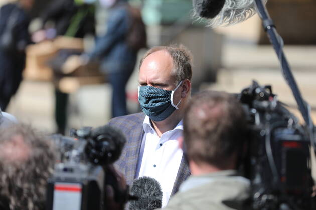 Die Bundesregierung hat das Tragen von Schutzmasken dringend empfohlen. Der Freistaat Sachsen ist dieser Empfehlung gefolgt und hat ab heute das Tragen einer Mund-Nasen-Bedeckung verpflichtend festlegt. Weniger Infektionszahlen können nur mit weiteren Schutzmaßnahmen gelingen. , so Oberbürgermeister Dirk Hilbert. Ich unterstütze diese Maßnahme ausdrücklich und habe deshalb 200 000 textile Mund-Nasen-Bedeckungen organisiert, die wir den Dresdnerinnen und Dresdnern zur Verfügung stellen werden. Die Verteilung startete am heutigen Montag ab 11.00 Uhr an der Goldenen Pforte des Rathauses. Jeder Dresdner, der keine eigene Möglichkeit sieht, sich eine Mund-Nasen-Bedeckung zu besorgen, wird eine Maske erhalten. Die Schlange der Menschen war gegen 11.20 Uhr schon weit über den Pirnaischen Platz gewachsen. Dresden - Wegen Maskenpf