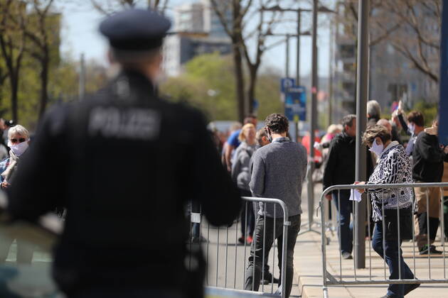 Die Bundesregierung hat das Tragen von Schutzmasken dringend empfohlen. Der Freistaat Sachsen ist dieser Empfehlung gefolgt und hat ab heute das Tragen einer Mund-Nasen-Bedeckung verpflichtend festlegt. Weniger Infektionszahlen können nur mit weiteren Schutzmaßnahmen gelingen. , so Oberbürgermeister Dirk Hilbert. Ich unterstütze diese Maßnahme ausdrücklich und habe deshalb 200 000 textile Mund-Nasen-Bedeckungen organisiert, die wir den Dresdnerinnen und Dresdnern zur Verfügung stellen werden. Die Verteilung startete am heutigen Montag ab 11.00 Uhr an der Goldenen Pforte des Rathauses. Jeder Dresdner, der keine eigene Möglichkeit sieht, sich eine Mund-Nasen-Bedeckung zu besorgen, wird eine Maske erhalten. Die Schlange der Menschen war gegen 11.20 Uhr schon weit über den Pirnaischen Platz gewachsen. Dresden - Wegen Maskenpf