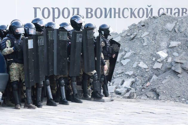 News Bilder des Tages VLADIKAVKAZ, RUSSIA - APRIL 20, 2020: Riot police officers line up during a rally against the self-isolation order, in Svobody Square in front of the Palace of Justice. Non-working period was expanded in the Republic of North Ossetia till April 30, 2020 to prevent the spread of the novel coronavirus. Olga Smolskaya TASS  TS0D67A0