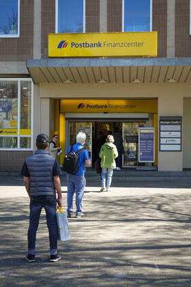 20.04.2020,Berlin,Deutschland,GER,die Stadt zu Zeiten der Corona Pandemie. Zahlreiche Menschen stehen Schlange Post Postbank Filiale 33 in der Kissinger Strasse im Bezirk Wilmersdorf Ortsteil Schmargendorf.