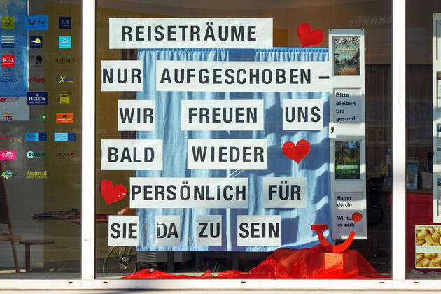 20.04.2020,Berlin,Deutschland,GER,die Stadt zu Zeiten der Corona Pandemie. Aushang in einen Reisebüro in der Kantstrasse im Bezirk Charlottenburg: Reiseträume nur aufgeschoben wir freuen uns bald wieder Persönlich für Sie da zu sein.