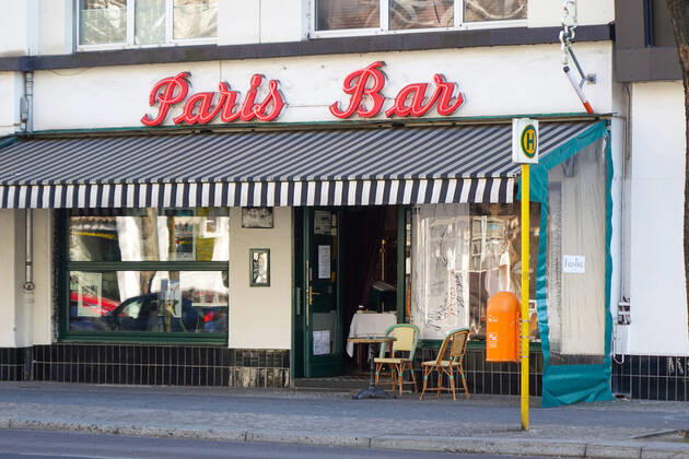 20.04.2020,Berlin,Deutschland,GER,die Stadt zu Zeiten der Corona Pandemie. Paris Bar in der Kantstrasse. Bezirk Charlottenburg.