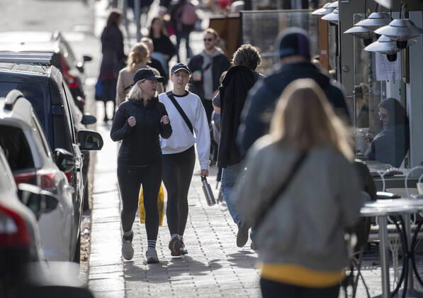 People pass by an outdoor restaruant, amid the coronavirus disease COVID 19 outbreak, in central Stockholm, Sweden, on April 20, 2020 Stockholm SWEDEN x10040x,  Copyright: xAndersxWiklund TTx SWEDEN DAILY LIFE CORONA