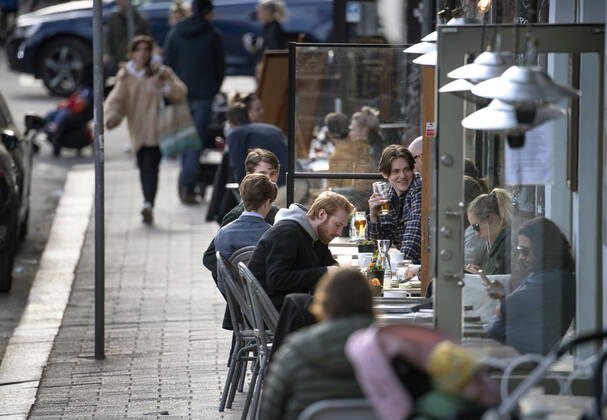 People enjoy themselves at an outdoor restaruant, amid the coronavirus disease COVID 19 outbreak, in central Stockholm, Sweden, on April 20, 2020 Stockholm SWEDEN x10040x,  Copyright: xAndersxWiklund TTx SWEDEN DAILY LIFE CORONA