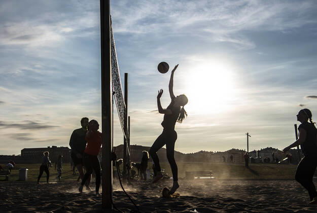 People play beach volleyball at Gardet park recreation area, amid the coronavirus disease COVID 19 outbreak, in central Stockholm, Sweden, on April 20, 2020 Stockholm SWEDEN x10040x,  Copyright: xAndersxWiklund TTx SWEDEN DAILY LIFE CORONA