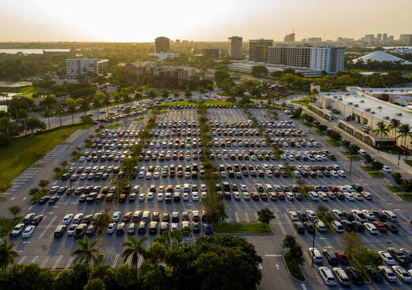 April 20, 2020, West Palm Beach, Florida, U.S: Cars line up at a drive-up food distribution center in the parking lot of the Palm Beach Outlets. People receive a one-week supply of a protein, fresh produce, eggs, milk, and other essential goods. The donations are limited to 800 cars on a first come first serve basis every Monday. Palm Beach Outlets partnered with Feeding South Florida to help those struggling during the coronavirus pandemic. West Palm Beach U.S - ZUMAl145 20200420_zap_l145_001 Copyright: xGreggxLovettx