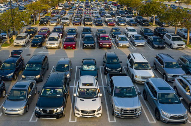 April 20, 2020, West Palm Beach, Florida, U.S: Cars line up at a drive-up food distribution center in the parking lot of the Palm Beach Outlets. People receive a one-week supply of a protein, fresh produce, eggs, milk, and other essential goods. The donations are limited to 800 cars on a first come first serve basis every Monday. Palm Beach Outlets partnered with Feeding South Florida to help those struggling during the coronavirus pandemic. West Palm Beach U.S - ZUMAl145 20200420_zap_l145_002 Copyright: xGreggxLovettx