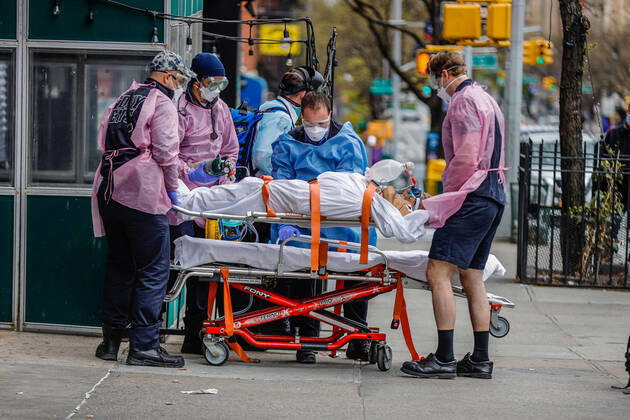 April 20, 2020, New York, NEW YORK, EUA: Health professionals transport a man using a mechanical respirator and oxygen cylinder from Harlem home to a New York fire ambulance during the COVID-19 Coronavirus pandemic in the United States. New York EUA - ZUMAc233 0047202233st Copyright: xVanessaxCarvalhox