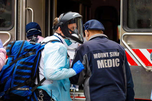 April 20, 2020, New York, NEW YORK, EUA: Health professionals transport a man using a mechanical respirator and oxygen cylinder from Harlem home to a New York fire ambulance during the COVID-19 Coronavirus pandemic in the United States. New York EUA - ZUMAc233 0047202255st Copyright: xVanessaxCarvalhox