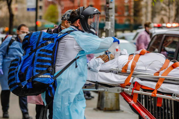 News Bilder des Tages April 20, 2020, New York, NEW YORK, EUA: Health professionals transport a man using a mechanical respirator and oxygen cylinder from Harlem home to a New York fire ambulance during the COVID-19 Coronavirus pandemic in the United States. New York EUA - ZUMAc233 0047202256st Copyright: xVanessaxCarvalhox