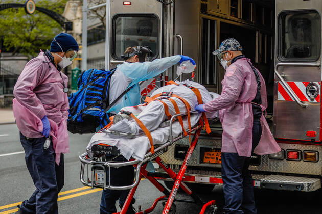April 20, 2020, New York, NEW YORK, EUA: Health professionals transport a man using a mechanical respirator and oxygen cylinder from Harlem home to a New York fire ambulance during the COVID-19 Coronavirus pandemic in the United States. New York EUA - ZUMAc233 0047202257st Copyright: xVanessaxCarvalhox