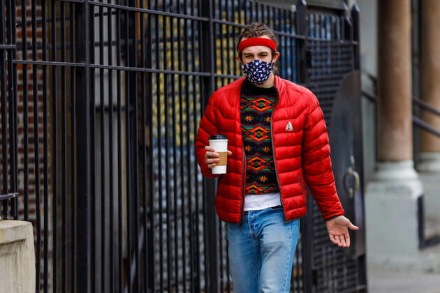 April 20, 2020, New York, NEW YORK, EUA: People wearing masks are seen walking in New York s Harlem neighborhood during the Coronavirus COVID-19 pandemic in the United States. New York EUA - ZUMAc233 0047202295st Copyright: xVanessaxCarvalhox